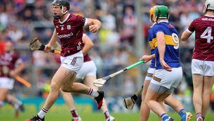 <p>COMING OF AGE: Galway’s Seán Linnane and Noel McGrath of Tipperary. Pic Credit ©INPHO/Ryan Byrne</p>
