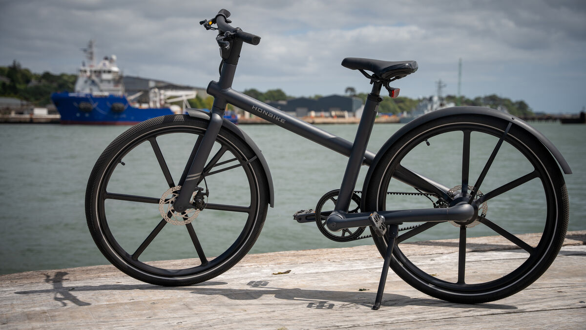 With a 432Wh (12Ah, 36V) integrated lithium-ion battery, the Honbike Uni4 is difficult to identify as an e-bike. Picture: Noel Campion.