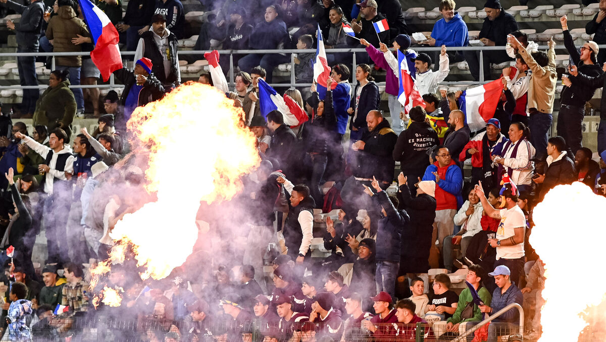 ALLEZ LES BLEUS: France fans celebrate late in the game. Pic: ©INPHO/SteveHaagSports/Darren Stewart ALLEZ LES BLEUS: France fans celebrate late in the game. Pic: ©INPHO/SteveHaagSports/Darren Stewart