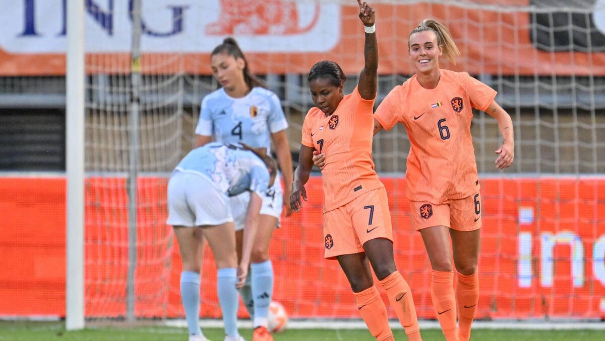 Netherlands' Lineth Beerensteyn and Jill Roord celebrate. (Photo by DAVID CATRY/BELGA MAG/AFP via Getty Images)