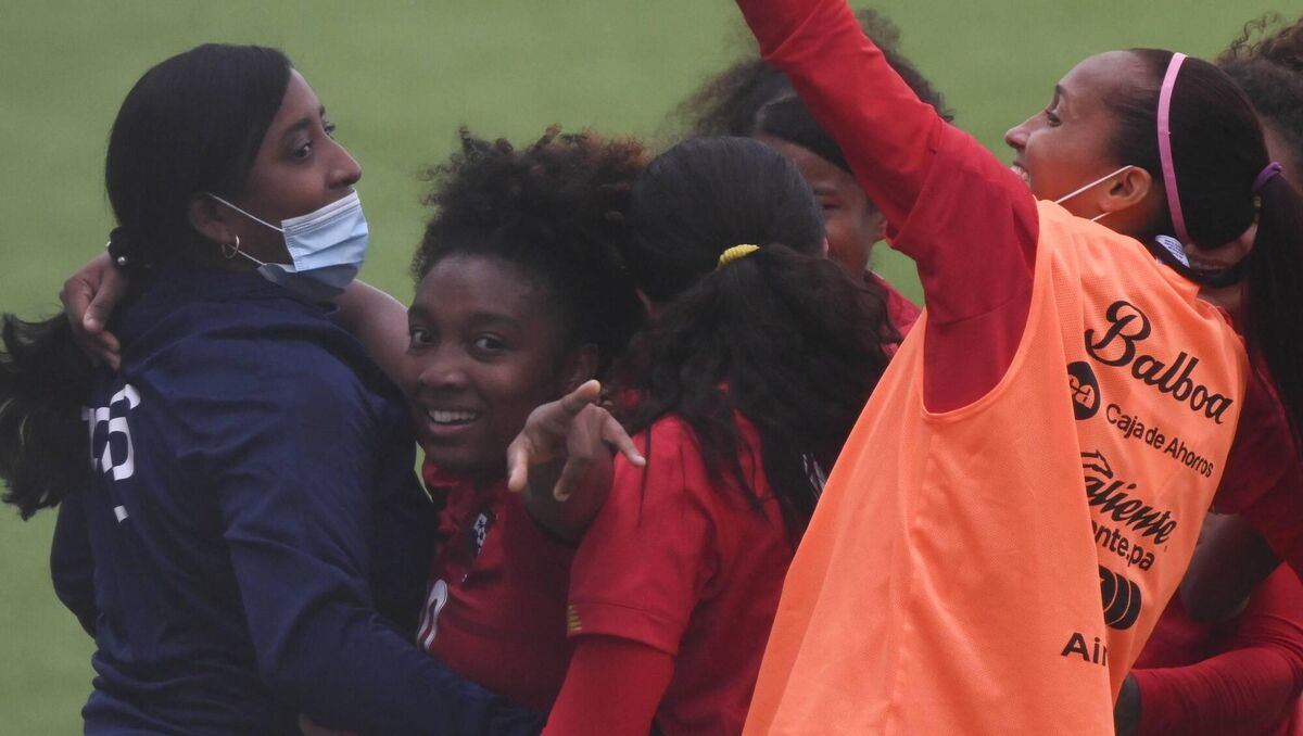 Panama's Marta Cox celebrates with teammates. (Photo by Johan ORDONEZ / AFP) (Photo by JOHAN ORDONEZ/AFP via Getty Images)