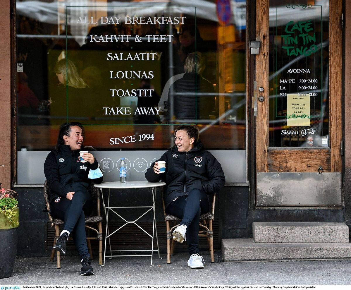 Catching up: Niamh Farrelly and Katie McCabe enjoying a coffee in Helsinki. Pic credit: Stephen McCarthy/Sportsfile.