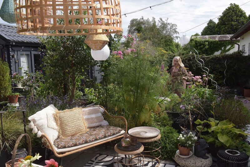 Sarah's patio provides inspiration for outdoor living blending style with eco-friendly choices. Sarah's patio provides inspiration for outdoor living blending style with eco-friendly choices.