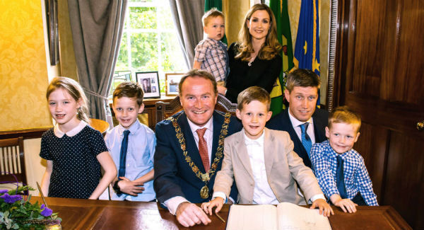 Ronan O’Gara, wife Jessica, and their children, Rua, Molly, JJ, Zac, and Max sign the visitors’ book with Lord Mayor Des Cahill.