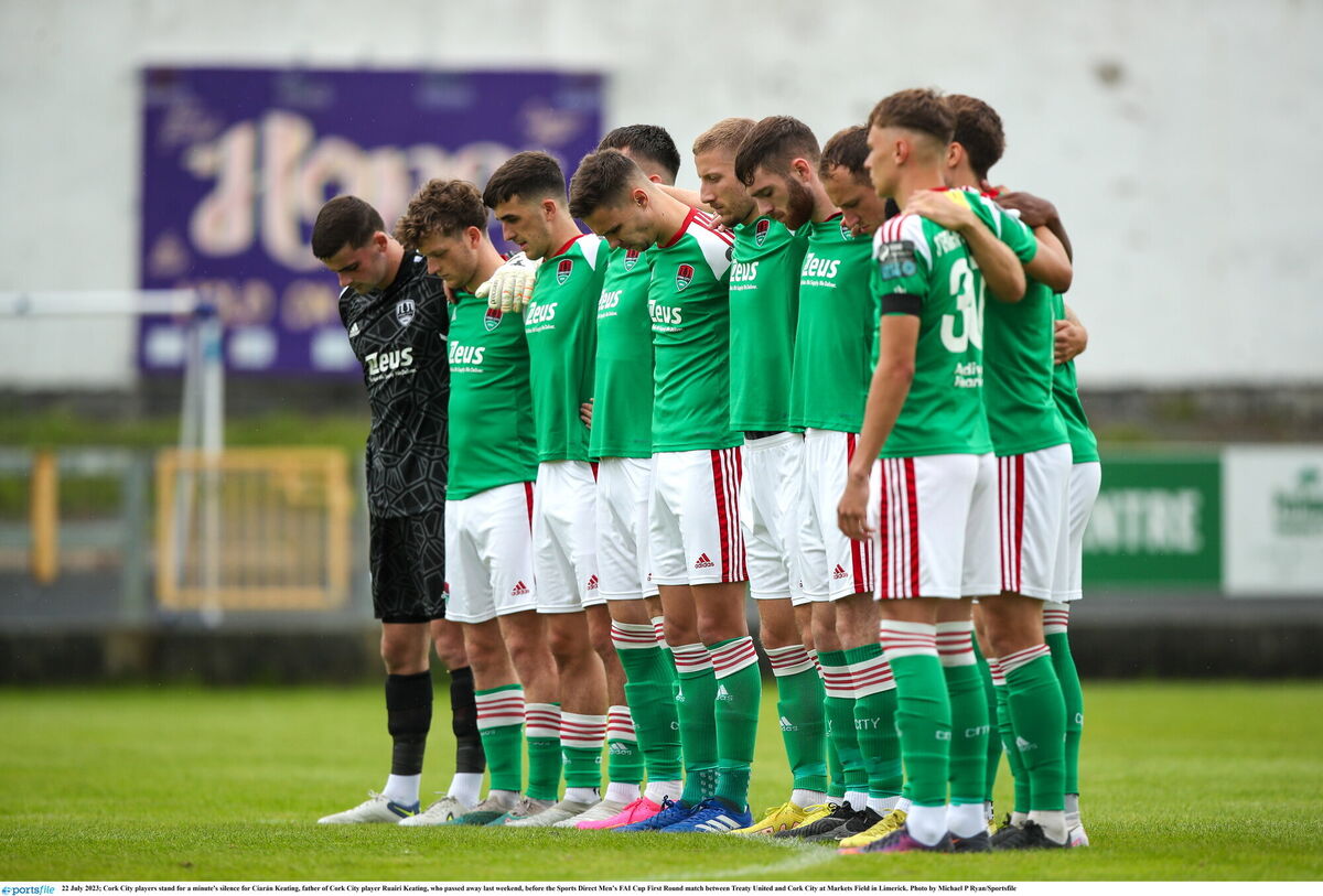 Cork City players stand for a minute's silence for Ciarán Keating, father of Cork City player Ruairi Keating. Photo by Michael P Ryan/Sportsfile