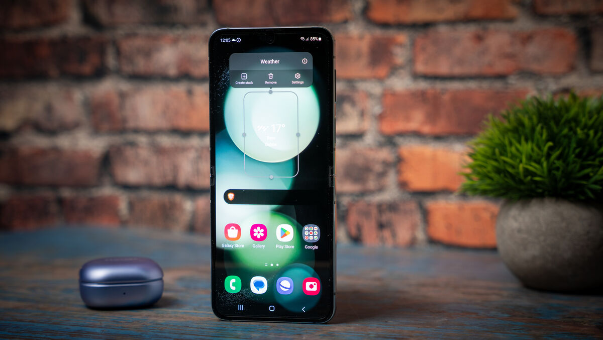 The Samsung Galaxy Z Flip5 has a 120Hz display with a peak brightness of 1600 nits. Picture: Noel Campion.