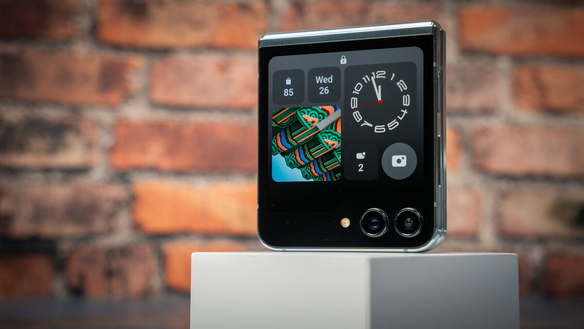 The Samsung Galaxy Z Flip5 now features a larger 3.4-inch cover display. Picture: Noel Campion.