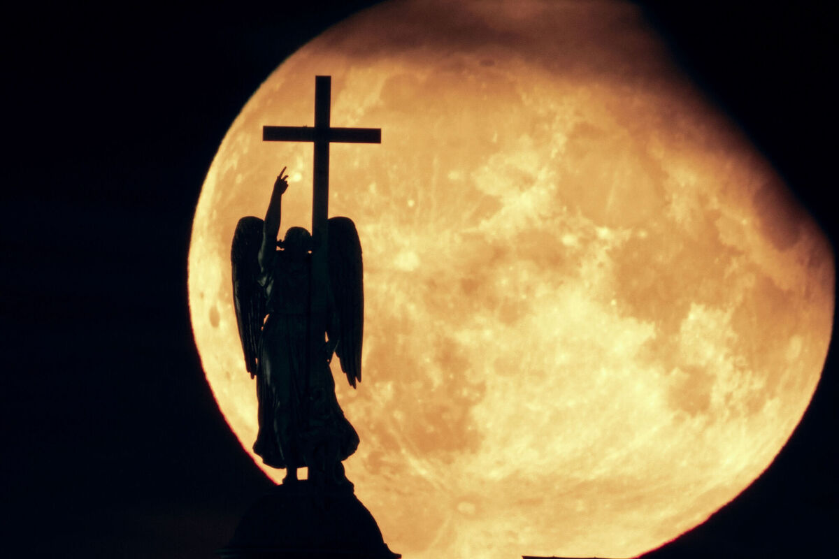 The supermoon behind a statue of an angel atop the Alexander Column at the Palace Square in St Petersburg, Russia, on Tuesday. Photo: AP/Dmitri Lovetsky The supermoon behind a statue of an angel atop the Alexander Column at the Palace Square in St Petersburg, Russia, on Tuesday. Photo: AP/Dmitri Lovetsky