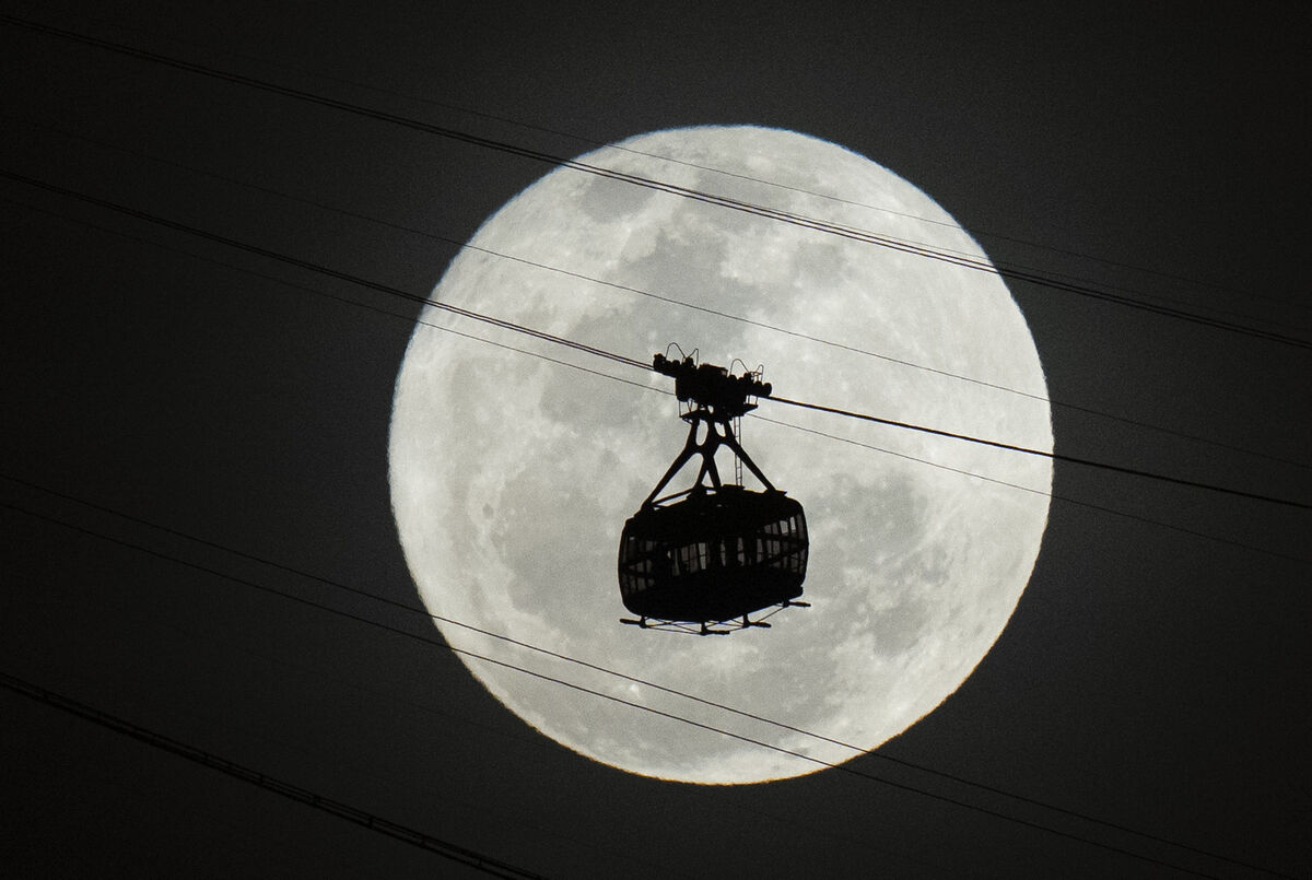 A cable car moves towards Sugar Loaf mountain as a supermoon rises on the night sky in Rio de Janeiro, Brazil, on Tuesday. Photo: AP/Silvia Izquierdo A cable car moves towards Sugar Loaf mountain as a supermoon rises on the night sky in Rio de Janeiro, Brazil, on Tuesday. Photo: AP/Silvia Izquierdo