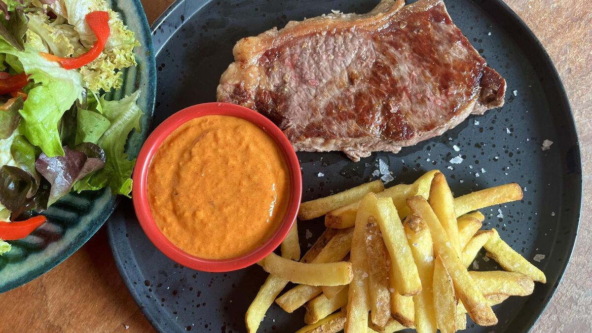 Striploin Steak with Roasted Red Pepper Sauce