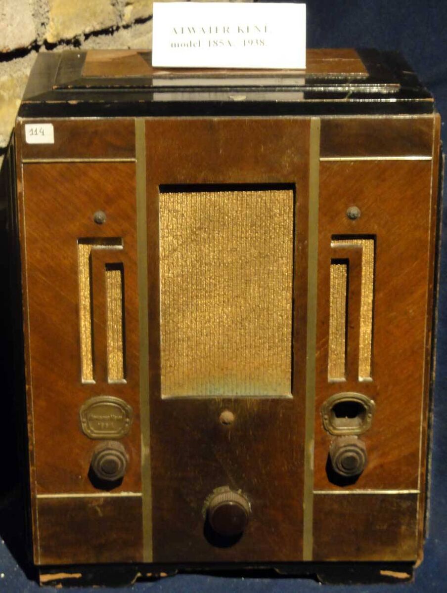 A 1938 wireless set from Cork City Gaol Radio Museum
