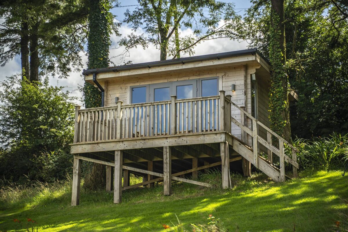 House in the trees, with bar, seating and electricity 