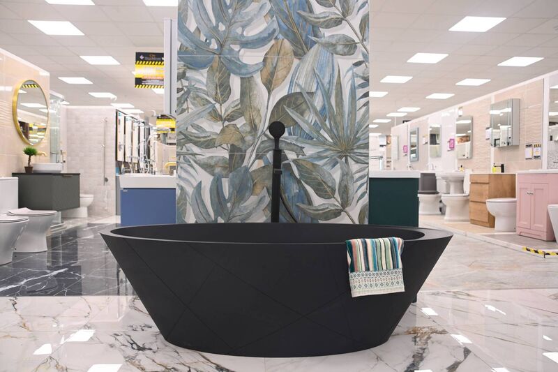 Sleek and sophisticated, the Acquabella Quiz black bathtub is the perfect addition to any home. 