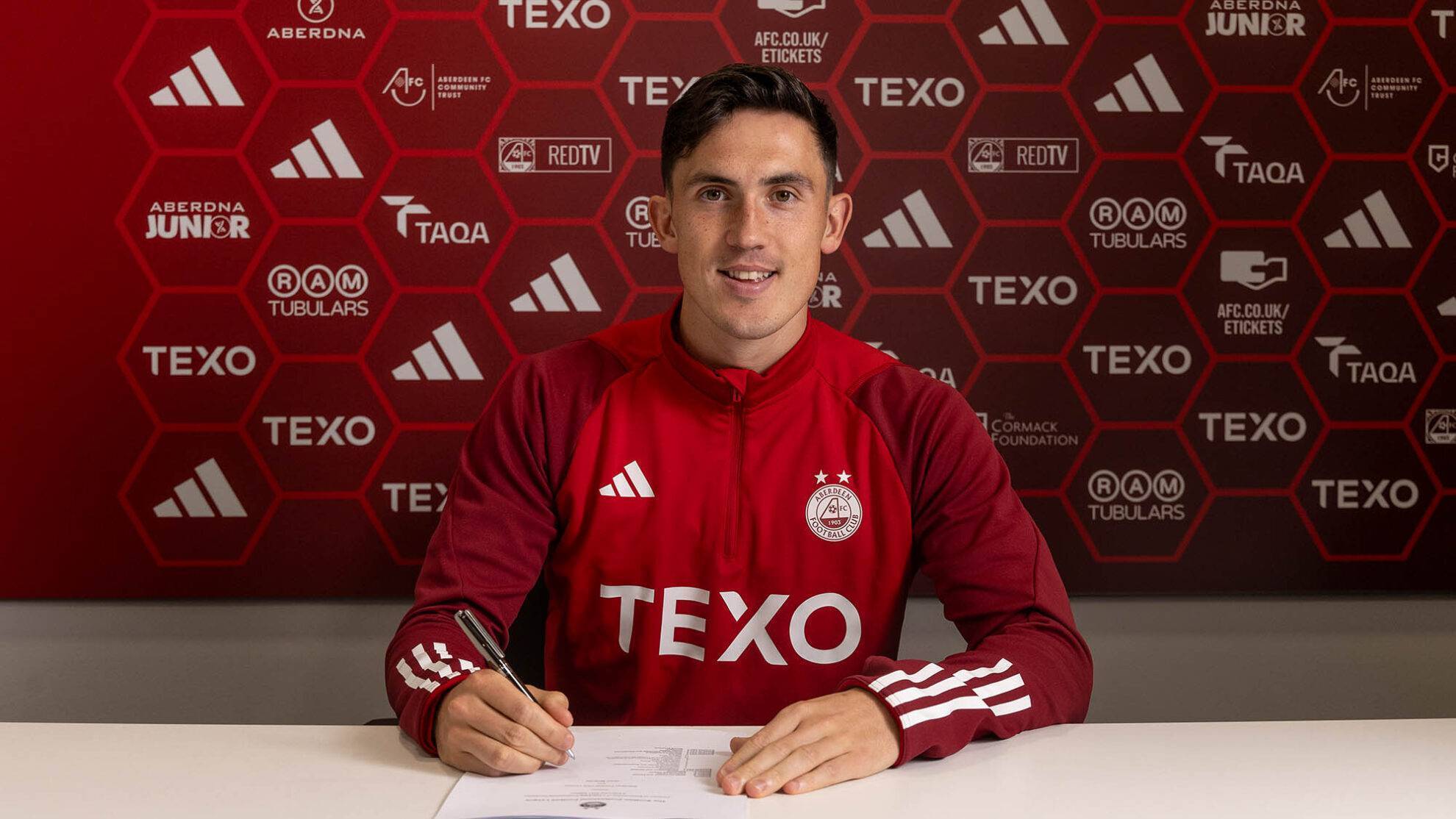 Republic of Ireland international Jamie McGrath signs for Aberdeen