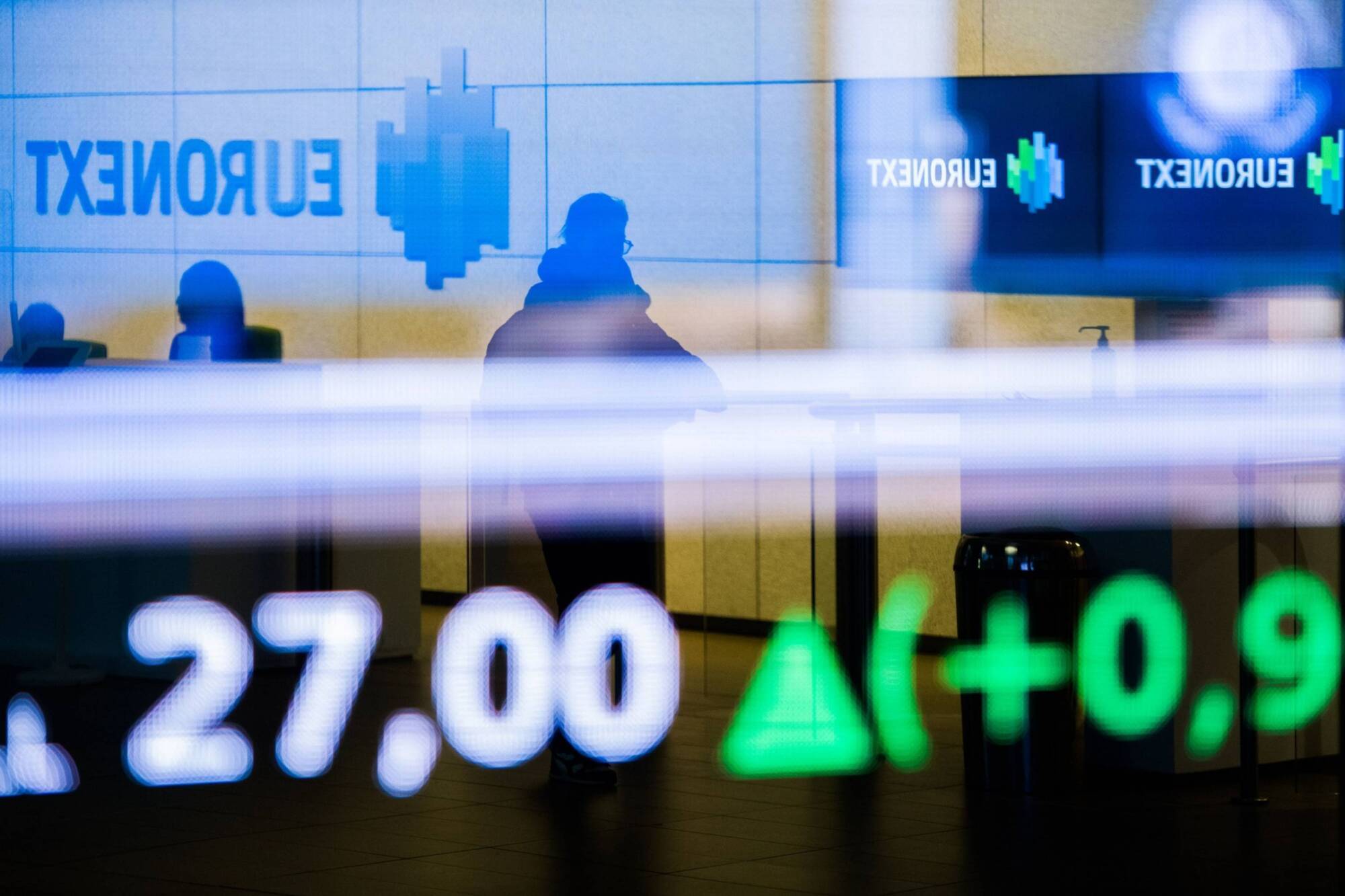 Global shares heading for a fall in the coming months, analysts say