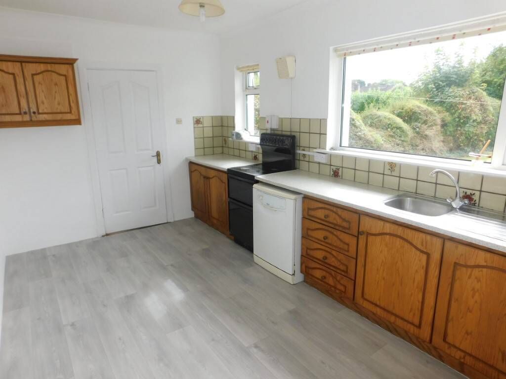 Well-kept but dated decor and kitchen Well-kept but dated decor and kitchen