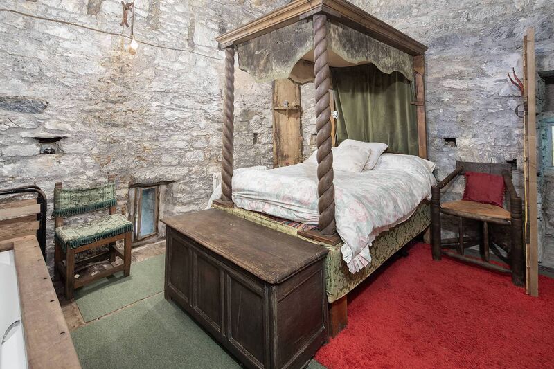 Four poster bed fits the picture