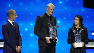 <p class="contextmenu internal_Caption">UEFA President Aleksander Ceferin, left, smiles as Spain’s Aitana Bonmati, right, holds the UEFA Women’s Player of the Year award and Norwegian’s Erling Haaland holds the UEFA Men’s Player of the Year award after the 2023/24 UEFA Champions League group stage draw at the Grimaldi Forum in Monaco, Thursday, Aug. 31, 2013. (AP Photo/Daniel Cole)</p>