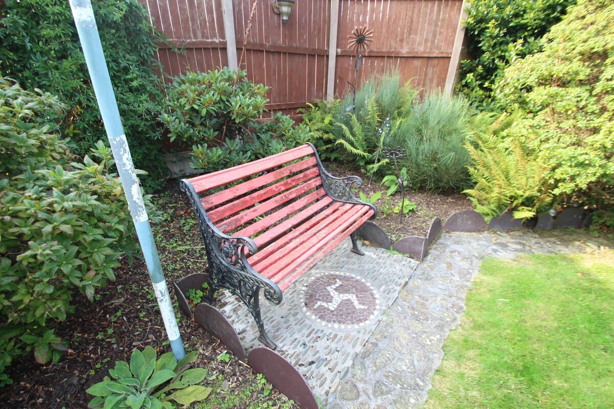 Seated bowers, cobble stone paths and stone motifs abound