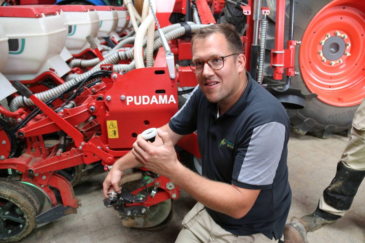 kverneland staff demonstrate how the Pudama allows for the precise application of fertiliser at seeding. kverneland staff demonstrate how the Pudama allows for the precise application of fertiliser at seeding.