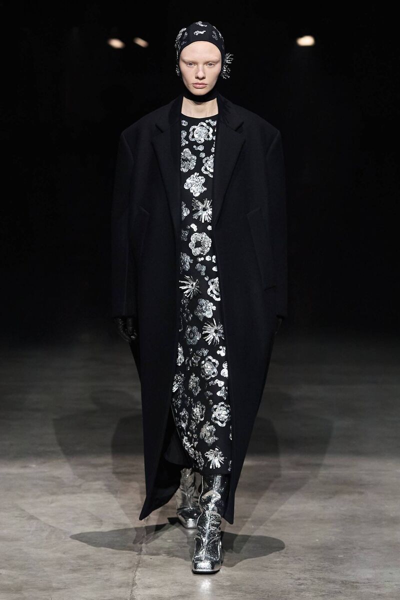 A model walks the runway at the Jil Sander FW23 show