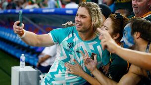 <p>NOT SO FAN-TASITC: South Africa’s Faf de Klerk takes selfies with fans, many of whom do not like their second choice jersey. Pic Credit ©INPHO/Steve Haag Sports/Steve Haag</p>