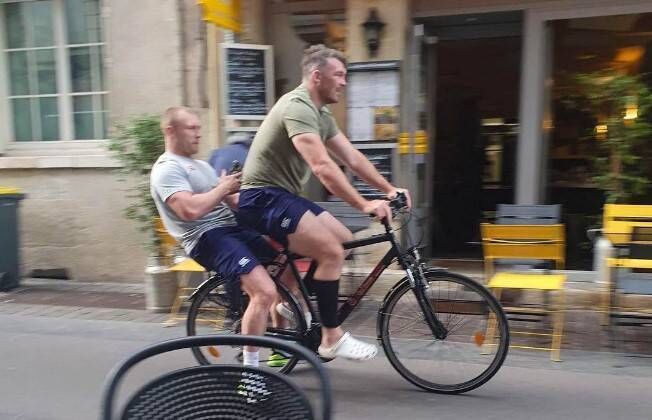 The viral image of Ireland and Munster stalwarts Keith Earls and Peter O'Mahony. Picture: Jim Byrne The viral image of Ireland and Munster stalwarts Keith Earls and Peter O'Mahony. Picture: Jim Byrne
