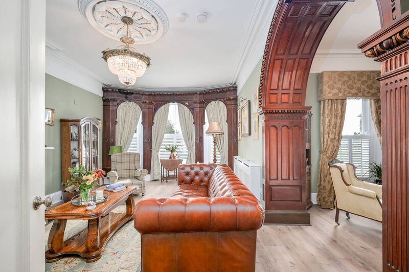 Interconnected reception rooms