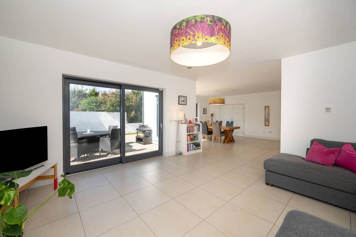 Family room open plan to kitchen