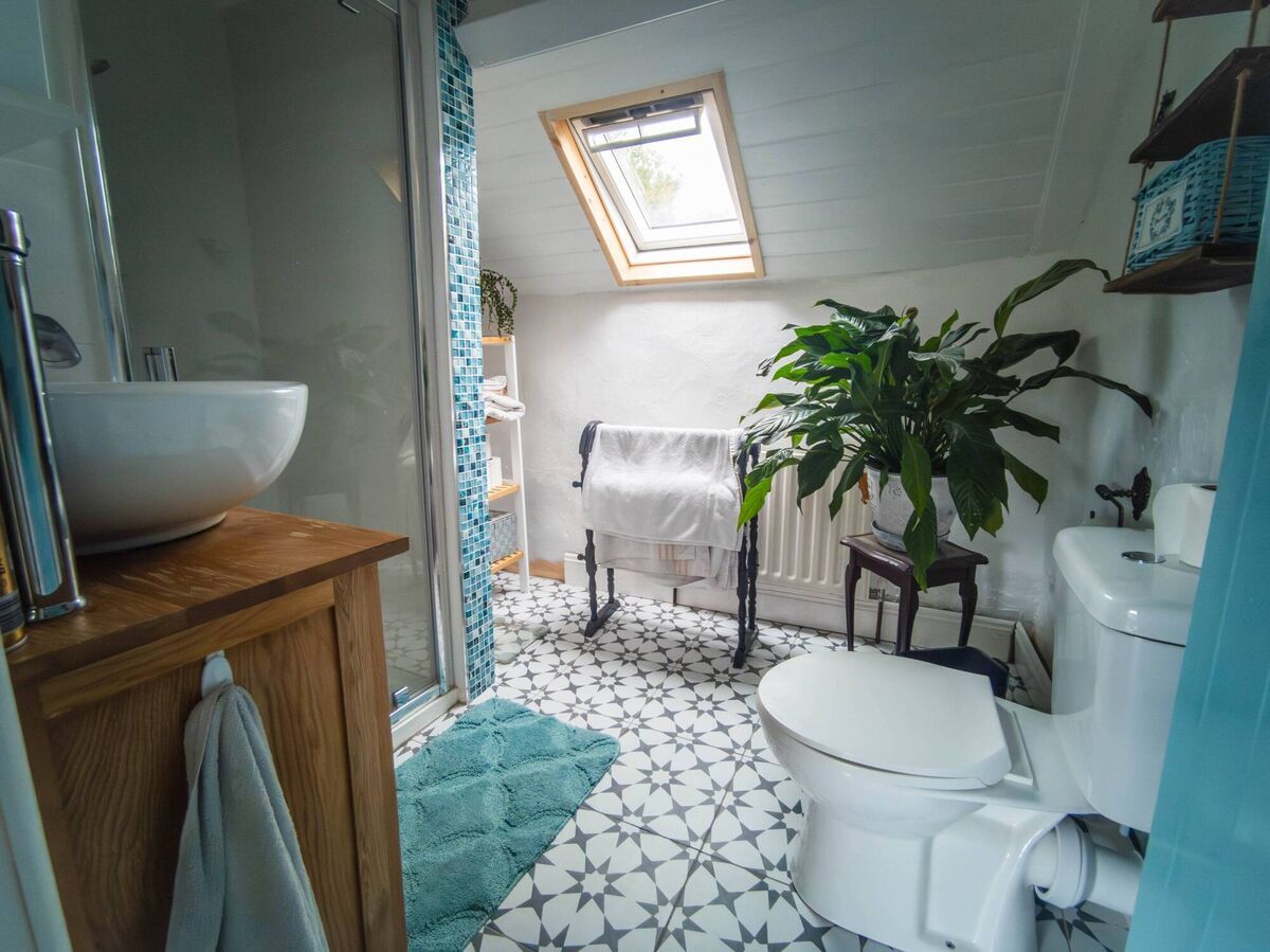 The bathroom at Áit Shona has a turquoise colour scheme. The bathroom at Áit Shona has a turquoise colour scheme.