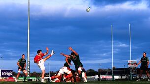 <p>UP AND AWAY: Munster's Neil Cronin is challenged by Darragh Murray of Connacht. Pic: INPHO/Tom Maher</p>