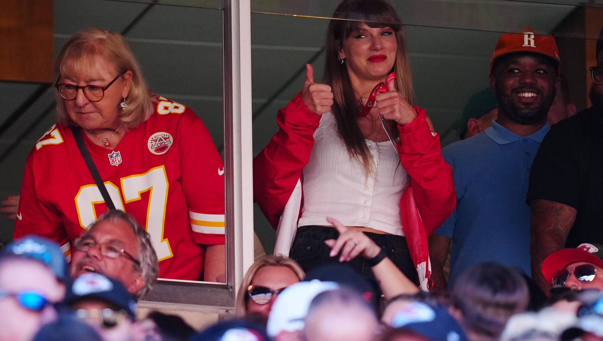 NFL Review: Dolphins offense is a cheat code, Taylor Swift makes stir at Chiefs
