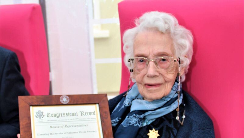 D-Day heroine Maureen Sweeney pictured in Tí Aire Nursing Home in Belmullet with her award. Picture: Tom Reilly
