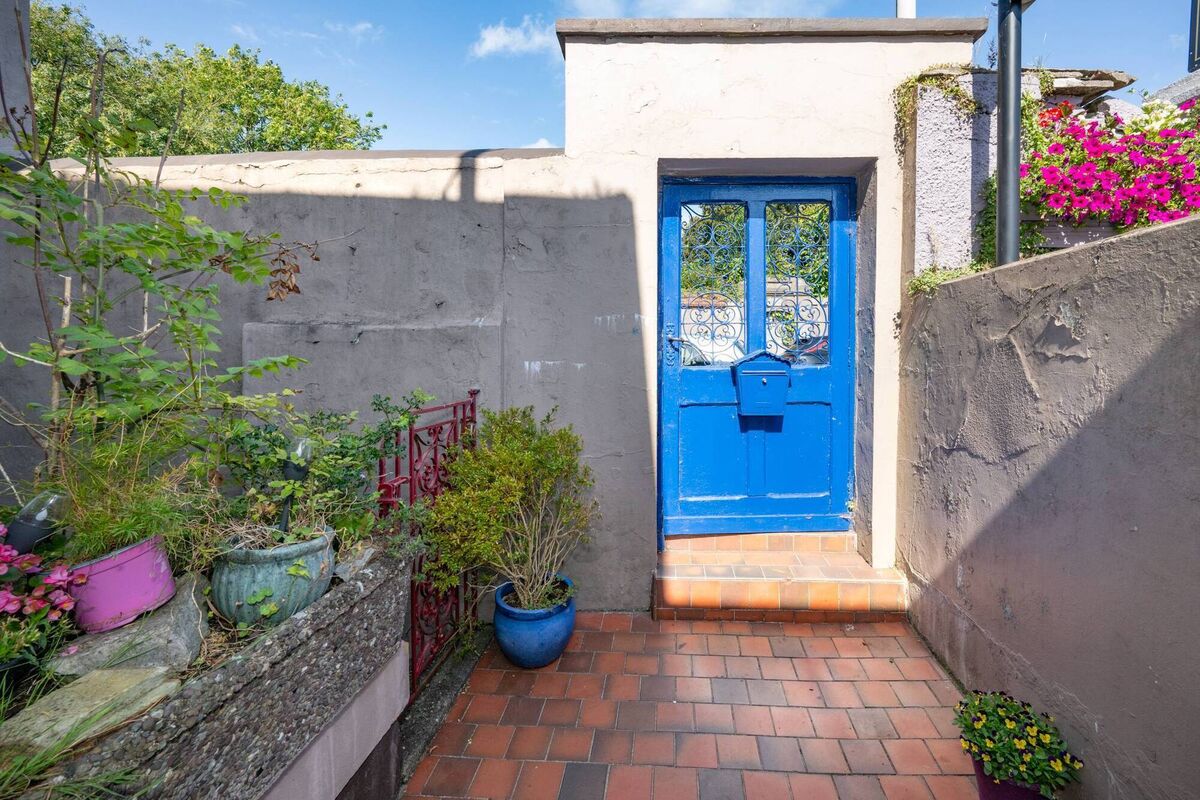 Private entry at mid-level off the hill and the wider world on its doorstep.