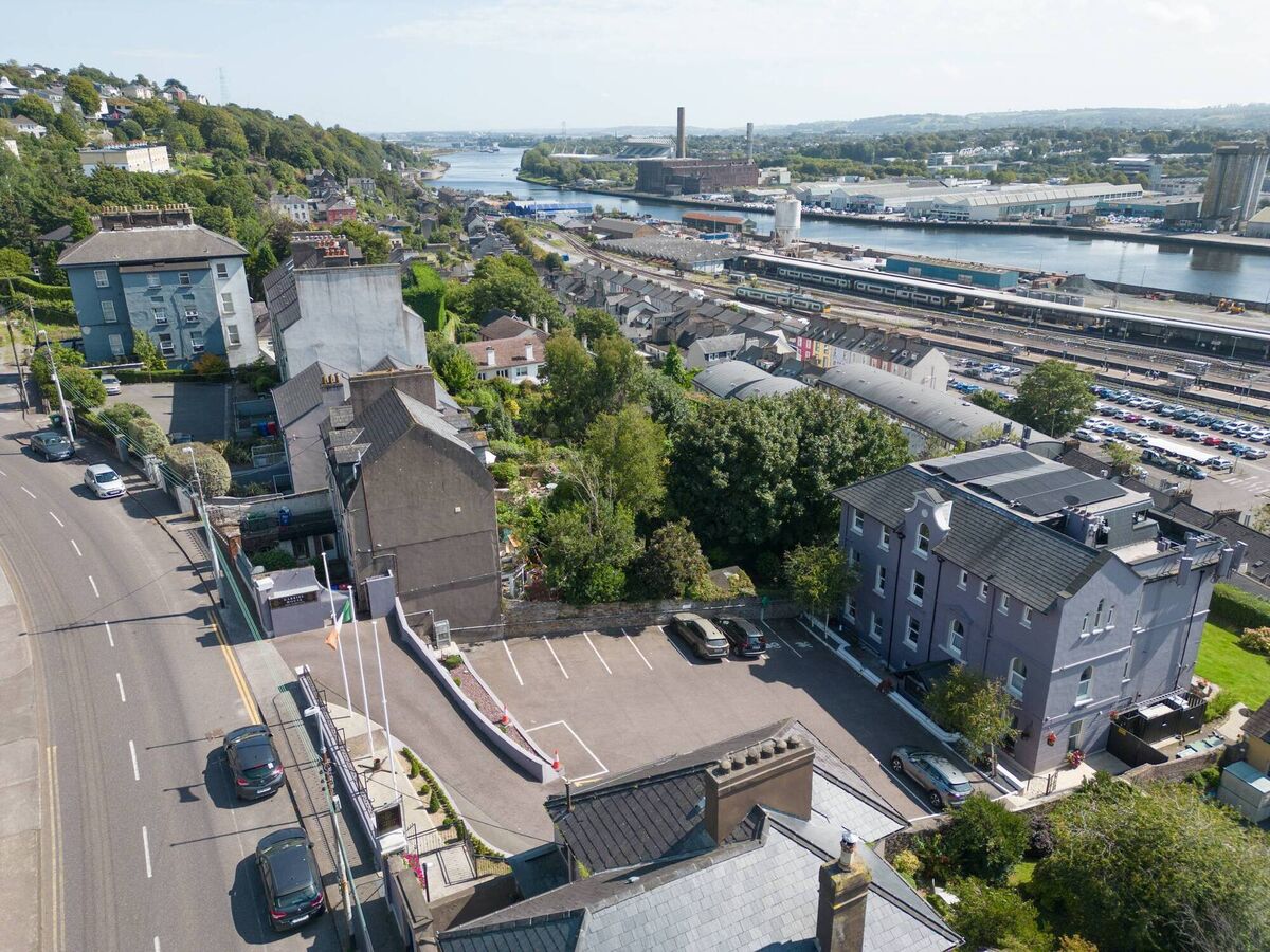 Eagle Lodge is next to well-known luxury guesthouse Gabriel House.