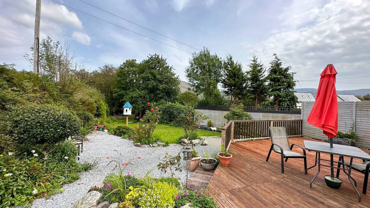Outdoor deck at Weaver's Cottage