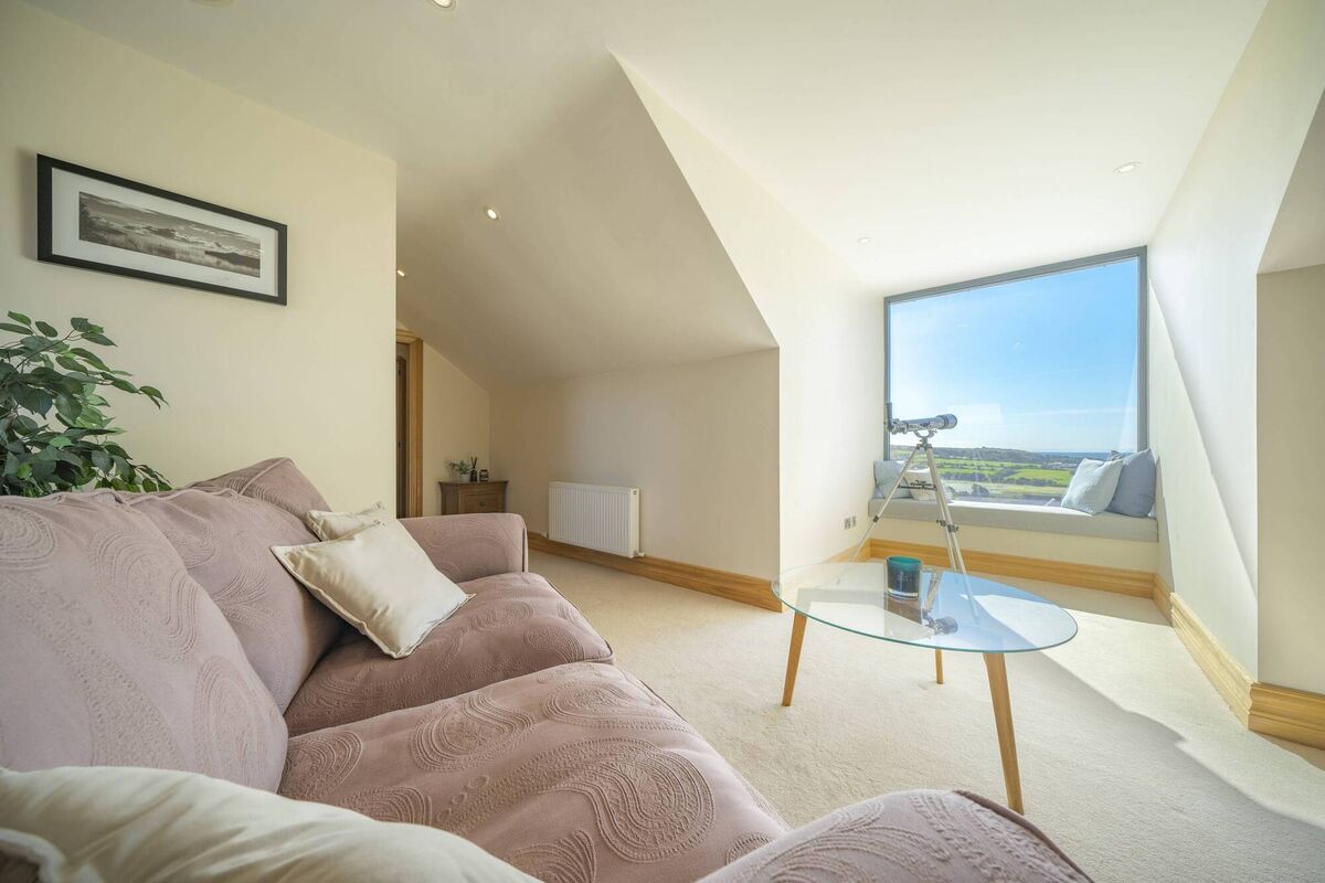 Upstairs dormer and lounge area