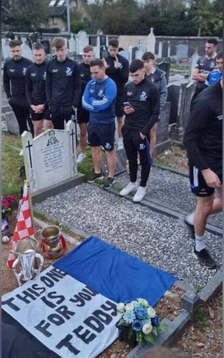 Sars players pay their respects to the late Teddy McCarthy with the Tadhg Og Murphy Cup