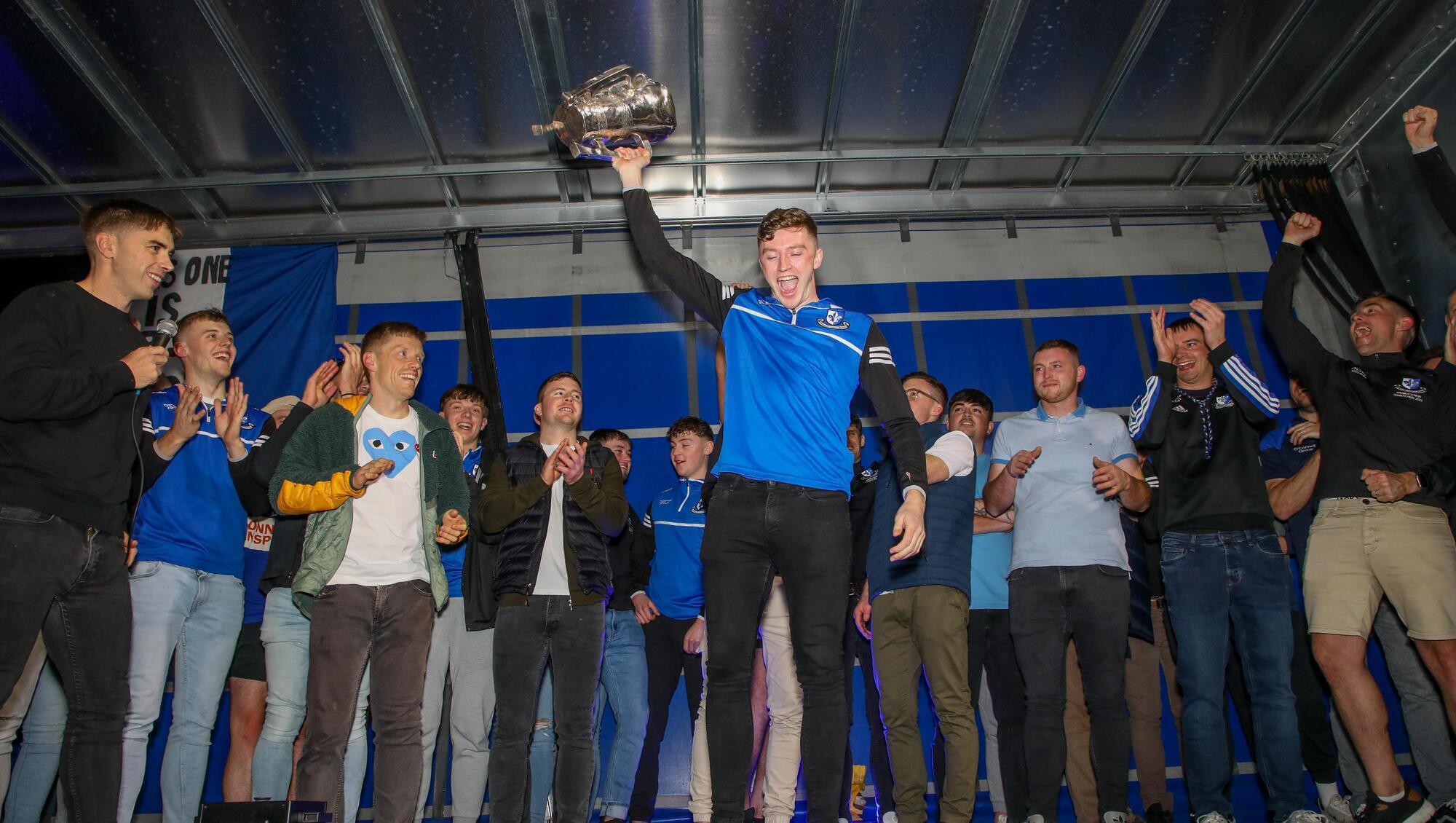  FOR TEDDY: Sarsfields player Cian D'Arcy raises the cup during the homecoming celebrations. Picture: David Creedon