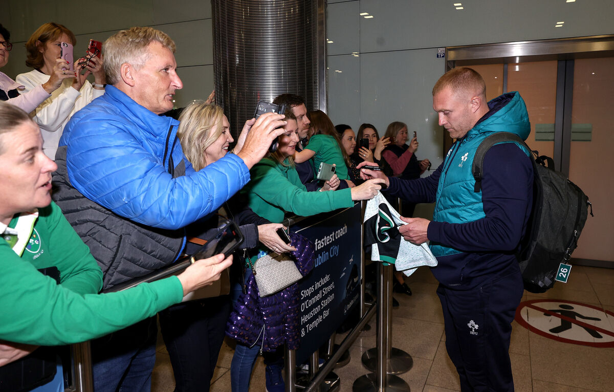 Ireland’s Keith Earls signs an autograph for a fan. Pic Credit ©INPHO/Ben Brady Ireland’s Keith Earls signs an autograph for a fan. Pic Credit ©INPHO/Ben Brady
