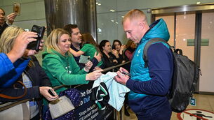 <p>LEGENDARY STATUS: Keith Earls of Ireland signs autographs for supporters on the Ireland rugby team's return at Dublin Airport. Pic: Piaras Ó Mídheach/Sportsfile</p>
