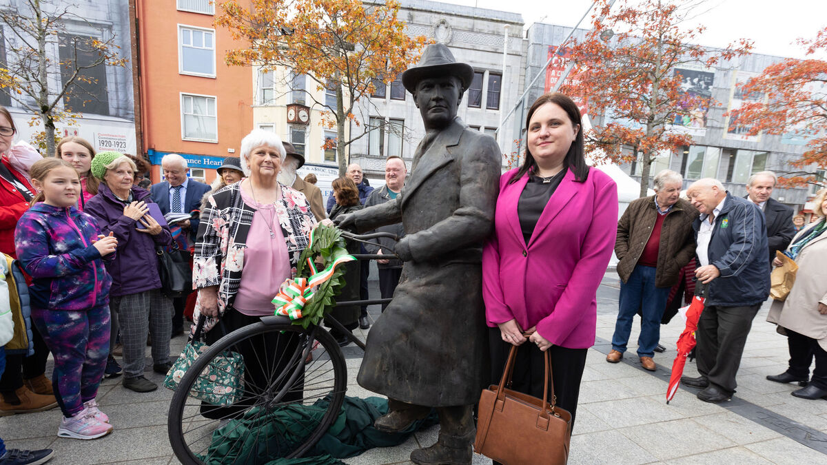 In pictures: New statue of Michael Collins unveiled in Cork City - Vimarsana News
