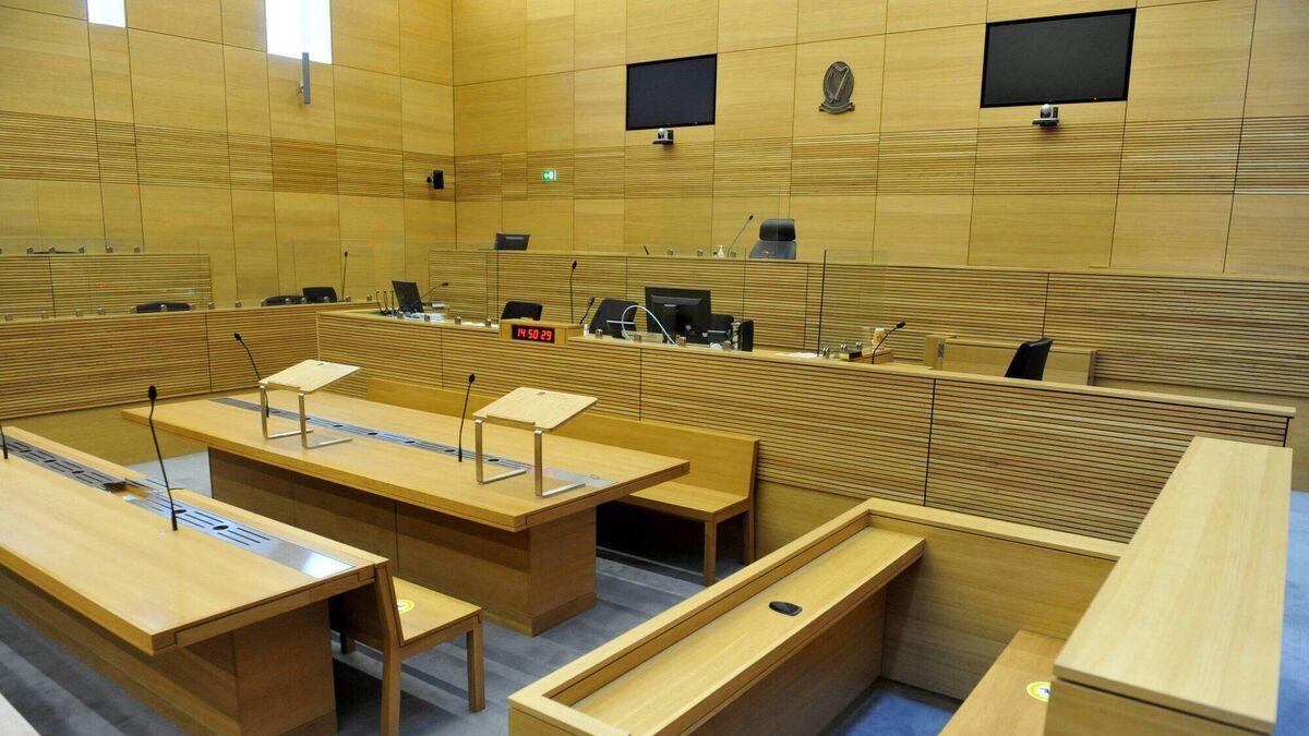 Corkman seen on CCTV breaking into store with sledgehammer, court told - Vimarsana News
