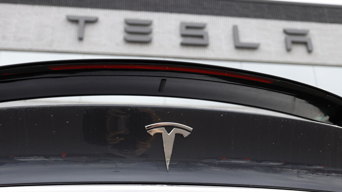 Tesla owner who drove 'no hands' up M50 motorway is cleared of dangerous driving - Vimarsana News
