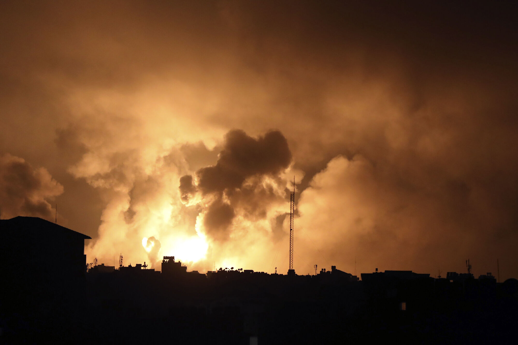 Internet blackout in Gaza as Israeli forces ‘expanding their activity’