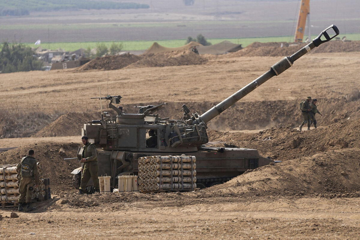 An Israeli mobile artillery unit is seen in a position near the Israel-Gaza border, Israel, Saturday, Oct. 28, 2023. Picture: AP Photo/Ohad Zwigenberg) An Israeli mobile artillery unit is seen in a position near the Israel-Gaza border, Israel, Saturday, Oct. 28, 2023. Picture: AP Photo/Ohad Zwigenberg)