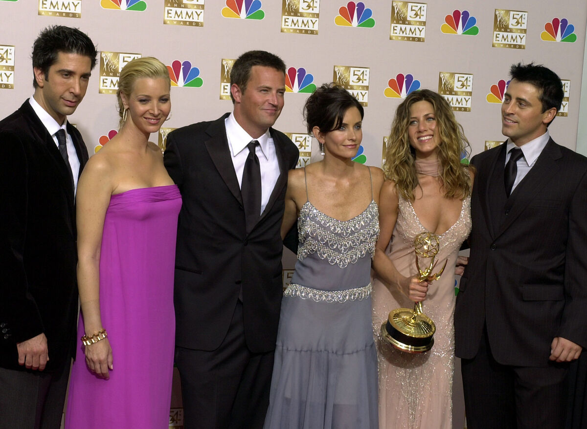 David Schwimmer, Lisa Kudrow, Matthew Perry, Courteney Cox, Jennifer Aniston and Matt LeBlanc pose after Friends won outstanding comedy series at the 54th Primetime Emmy Awards, 2002, in Los Angeles. Picture: AP Photo/Reed Saxon, File David Schwimmer, Lisa Kudrow, Matthew Perry, Courteney Cox, Jennifer Aniston and Matt LeBlanc pose after Friends won outstanding comedy series at the 54th Primetime Emmy Awards, 2002, in Los Angeles. Picture: AP Photo/Reed Saxon, File