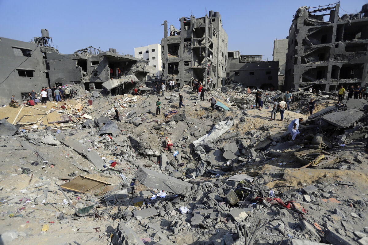 Palestinians wander among debris of buildings that were targeted by Israeli airstrikes in Jabaliya refugee camp, northern Gaza Strip on Wednesday, November 1, 2023. Photo: AP/Abed Khaled