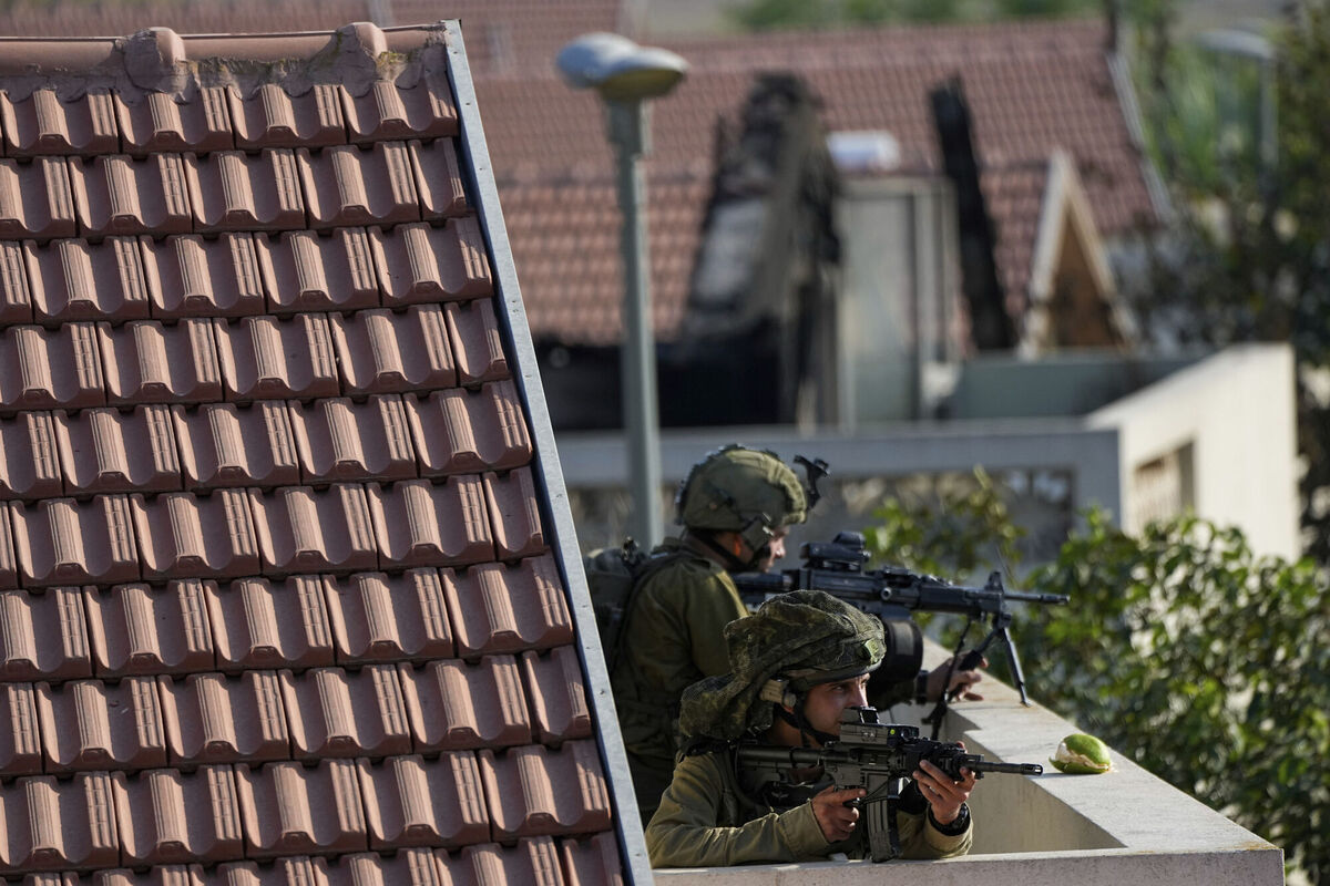 Israeli soldiers take a position in Kibbutz Be'eri, Israel, Saturday, Oct. 14, 2023. Picture: AP Photo/Ariel Schalit