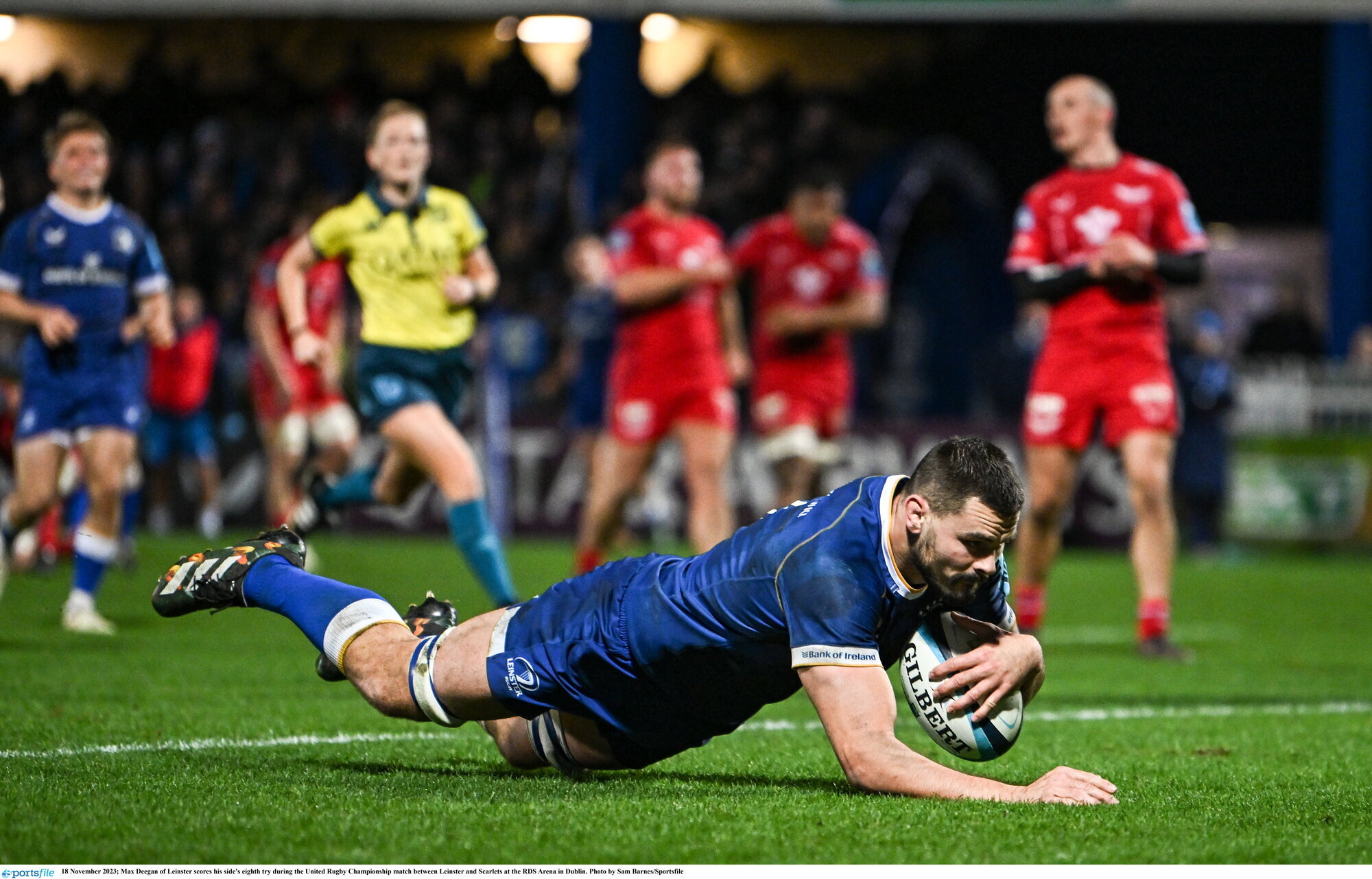 Eight-try Leinster make light work of Scarlets 
